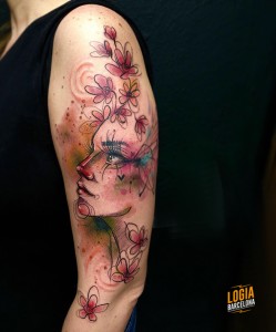 tatuaje-brazo-retrato-flores-trazo-color-logia-barcelona-damsceno 
